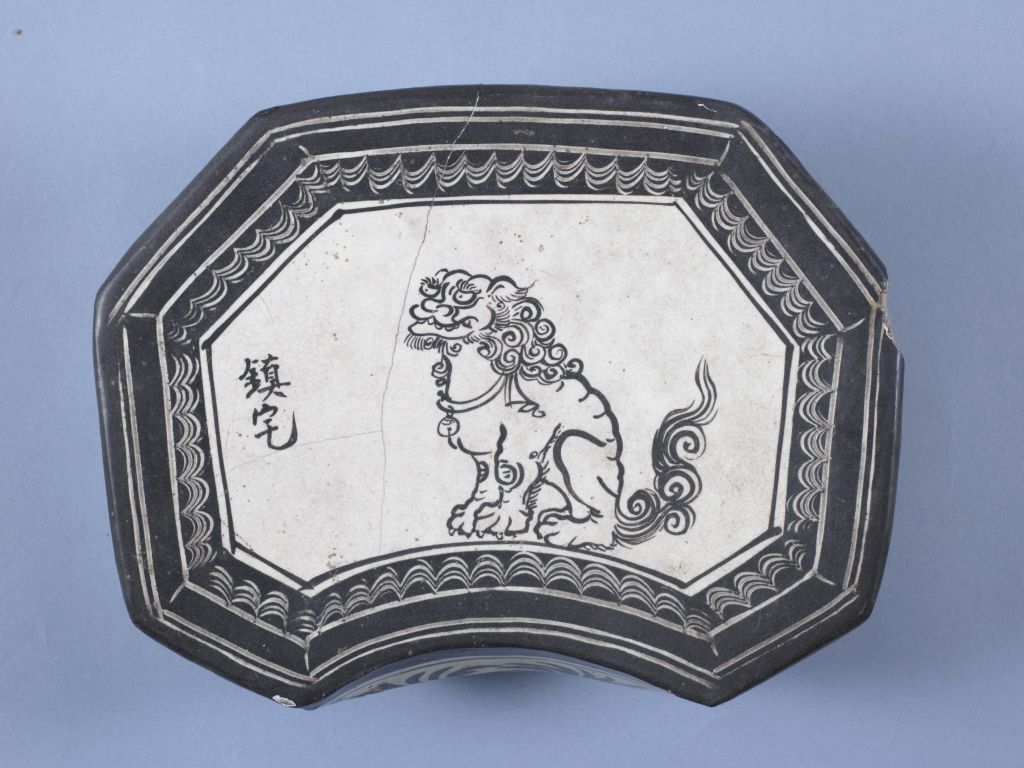 图片[2]-Cizhou kiln white ground black flower “town house” carved lion pillow-China Archive